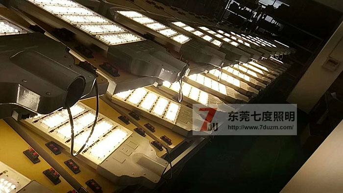 东莞51漫画APP下载汅API免费新版华为下载入口照明模组式大功率led路灯头批量老化