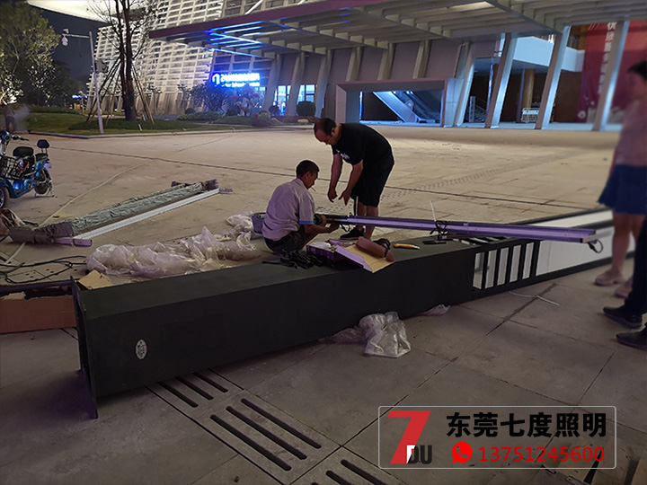 户外广场园林动漫画在线无限制免费看柱安装现场实拍