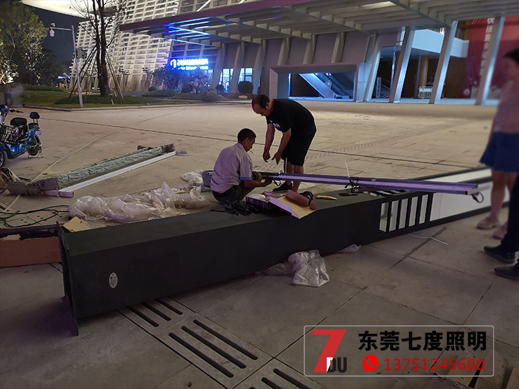 6米方形现代简约LED动漫画在线无限制免费看柱现场安装实拍图片