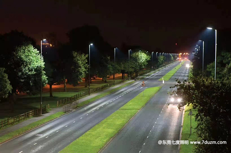 双向4车道10米高道路51漫画成人版下载官网+200WLED路灯照明效果